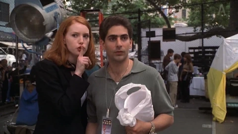 2 сезон 7 серия: "D-Girl" (агент низшего звена по поиску сценаристов)